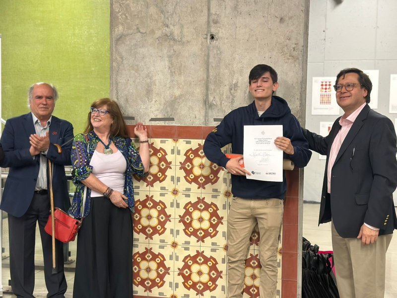 Foto 2 de 6: Martín Tobar, estudiante de la Escuela de Diseño y Artes Digitales UGM, ganó Primer Concurso Nacional de Diseño en Barrio Franklin