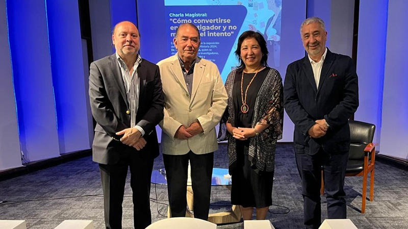 Imagen de la noticia: Premio Nacional de Historia 2024 César Ross dictó Clase Magistral a comunidad académica UGM