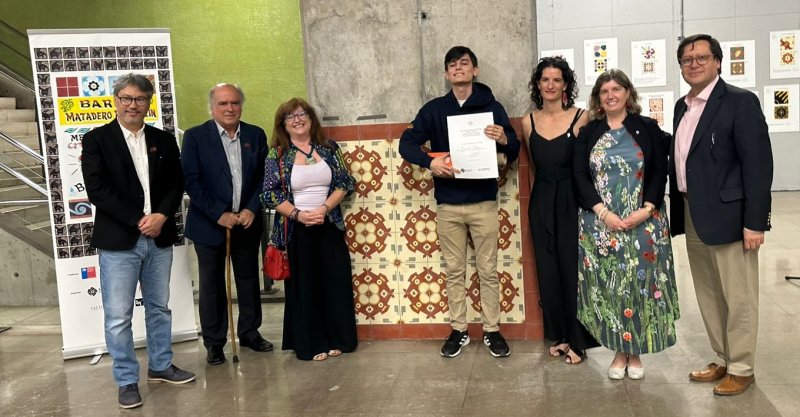 Foto 6 de 6: Martín Tobar, estudiante de la Escuela de Diseño y Artes Digitales UGM, ganó Primer Concurso Nacional de Diseño en Barrio Franklin