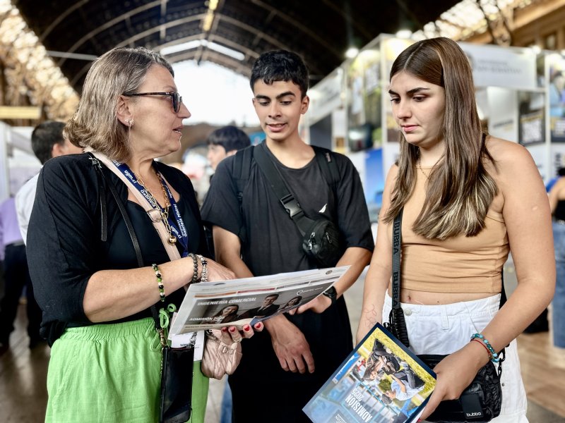 Foto 11 de 15: Admisión 2025: Gran concurrencia en la Feria de Postulación donde participó UGM