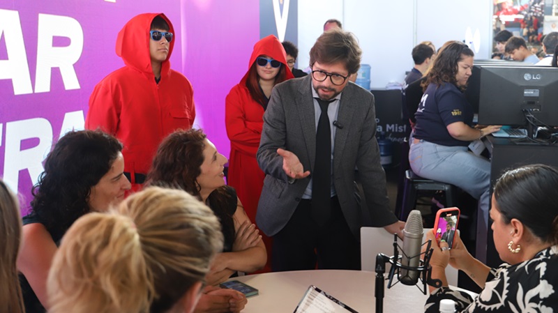 Imagen de la noticia: Admisión 2025: “El Profesor” visitó stand UGM en Estación Mapocho