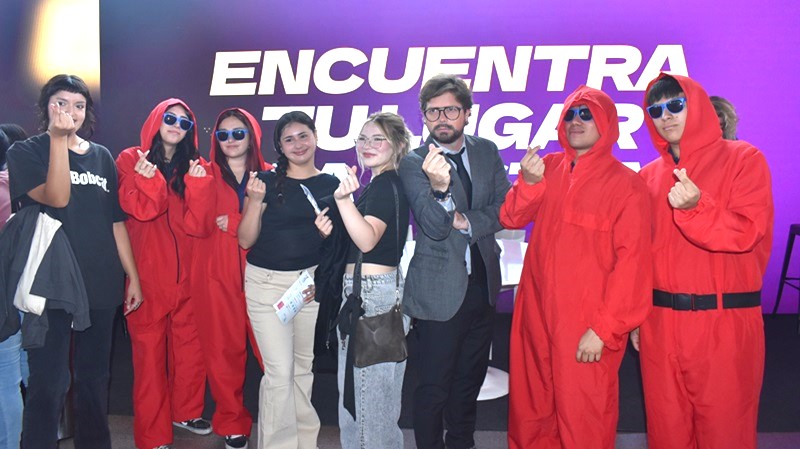 Imagen de la noticia: Admisión 2025: “El Profesor” visitó stand UGM en Estación Mapocho