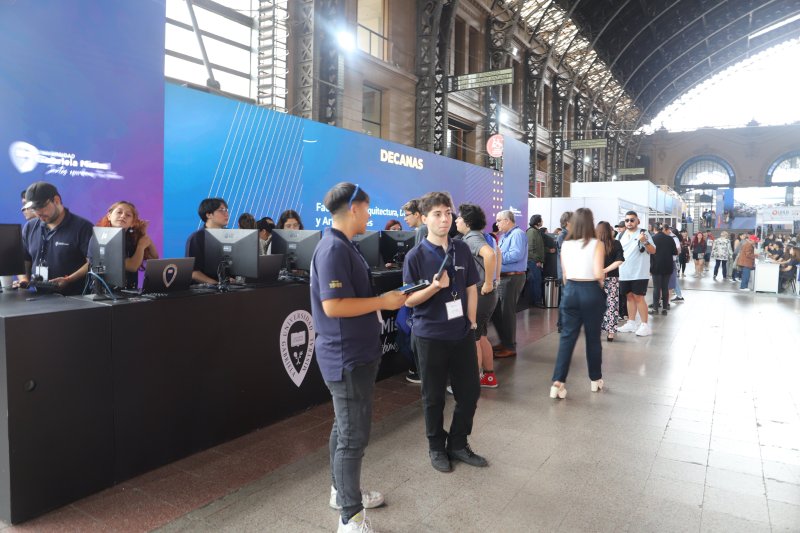 Foto 3 de 15: Admisión 2025: Gran concurrencia en la Feria de Postulación donde participó UGM
