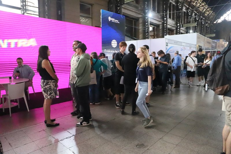 Foto 2 de 15: Admisión 2025: Gran concurrencia en la Feria de Postulación donde participó UGM