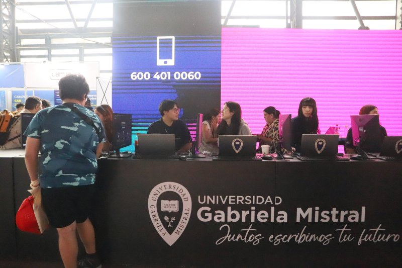 Foto 13 de 15: Admisión 2025: Gran concurrencia en la Feria de Postulación donde participó UGM