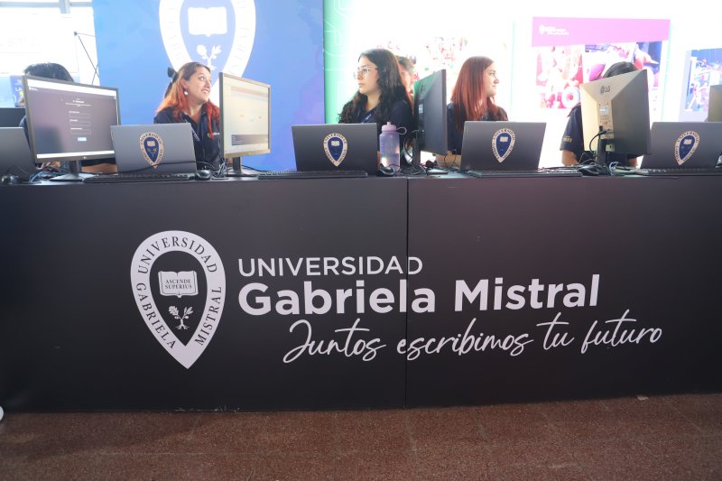 Foto 5 de 15: Admisión 2025: Gran concurrencia en la Feria de Postulación donde participó UGM