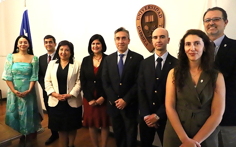 Imagen de la noticia: Embajadora de Argelia en Chile visitó UGM y expuso ante nuevos estudiantes de Derecho