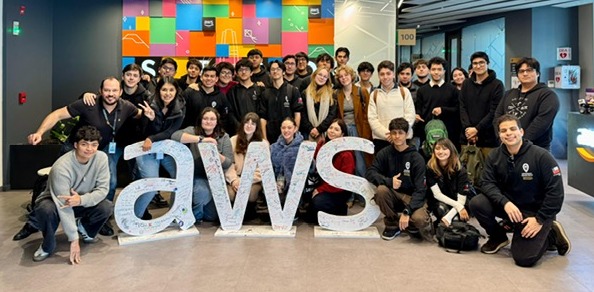 Imagen de la noticia: Estudiantes de Escuela de Ingeniería y Tecnologías UGM vivieron experiencia formativa en Amazon Chile