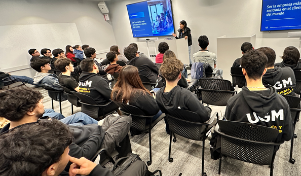 Imagen de la noticia: Estudiantes de Escuela de Ingeniería y Tecnologías UGM vivieron experiencia formativa en Amazon Chile