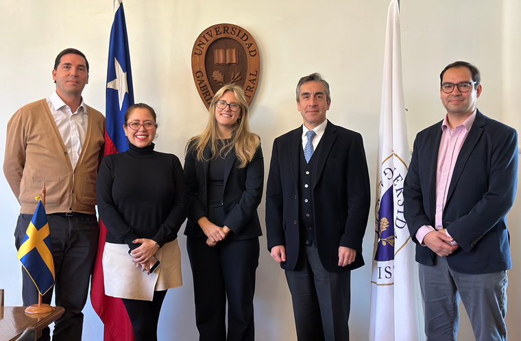 Imagen de la noticia: Embajada de Suecia firmó carta de patrocinio para Universidad Gabriela Mistral en el marco de 80 años del Nobel