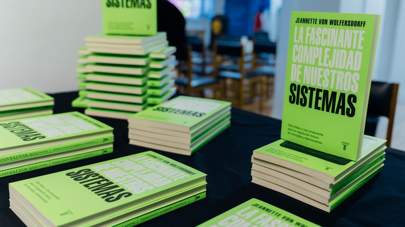 Imagen de la noticia: Jeannette von Wolfersdorff presentó en UGM su libro “La fascinante complejidad de nuestros sistemas”