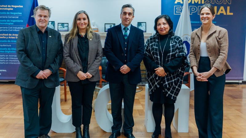 Imagen de la noticia: Jeannette von Wolfersdorff presentó en UGM su libro “La fascinante complejidad de nuestros sistemas”