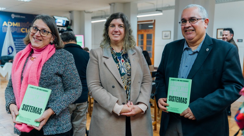Foto 16 de 16: Jeannette von Wolfersdorff presentó en UGM su libro “La fascinante complejidad de nuestros sistemas”
