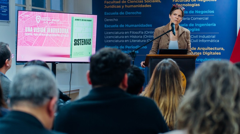 Imagen de la noticia: Jeannette von Wolfersdorff presentó en UGM su libro “La fascinante complejidad de nuestros sistemas”