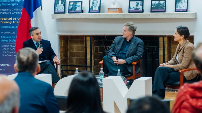 Imagen de la noticia: Jeannette von Wolfersdorff presentó en UGM su libro “La fascinante complejidad de nuestros sistemas”