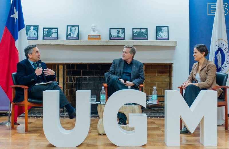 Imagen de la noticia: Jeannette von Wolfersdorff presentó en UGM su libro “La fascinante complejidad de nuestros sistemas”