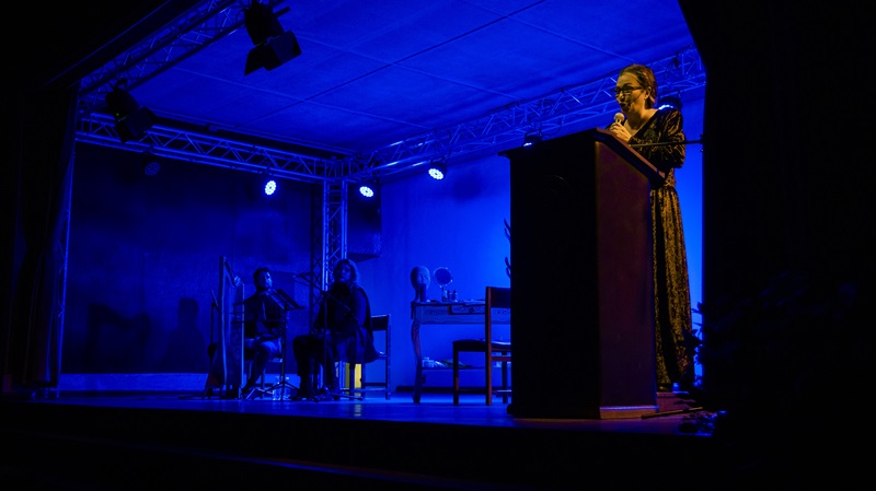 Foto 13 de 19: Obra “De cómo me convertí en Mistral” protagonizada por Solange Lackington se presentó en Universidad Gabriela Mistral