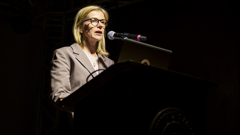 Imagen de la noticia: Obra “De cómo me convertí en Mistral” protagonizada por Solange Lackington se presentó en Universidad Gabriela Mistral