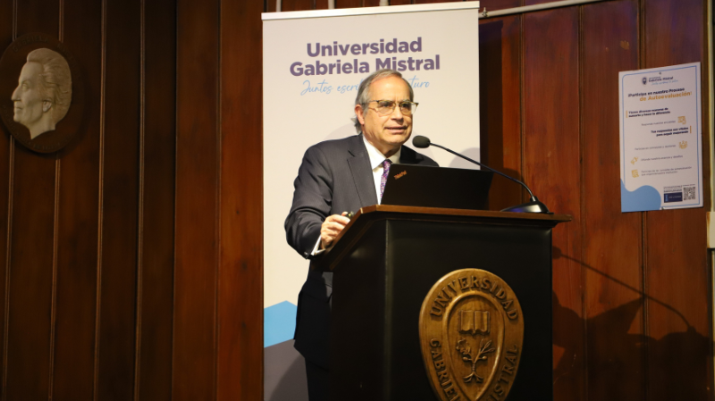 Foto 1 de 4: Senador Kenneth Pugh plantea “confianza digital” como desafío de ciberseguridad en charla en la Universidad Gabriela Mistral