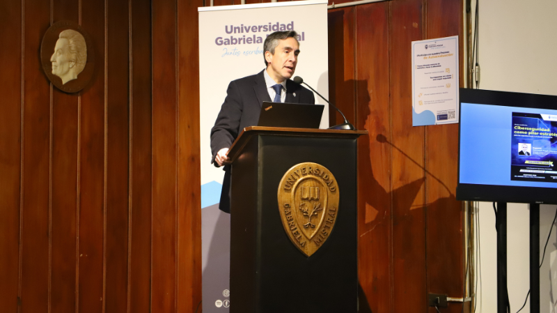 Foto 3 de 4: Senador Kenneth Pugh plantea “confianza digital” como desafío de ciberseguridad en charla en la Universidad Gabriela Mistral