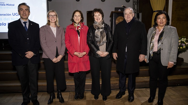 Imagen de la noticia: Obra “De cómo me convertí en Mistral” protagonizada por Solange Lackington se presentó en Universidad Gabriela Mistral