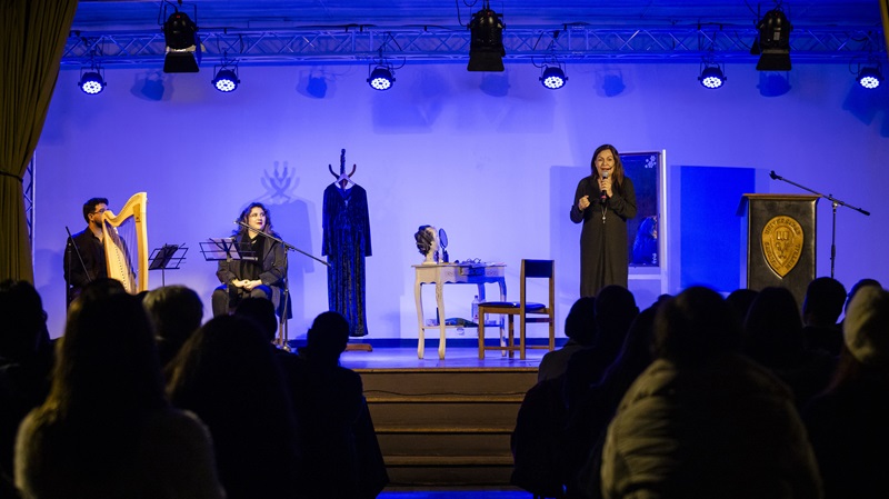 Imagen de la noticia: Obra “De cómo me convertí en Mistral” protagonizada por Solange Lackington se presentó en Universidad Gabriela Mistral