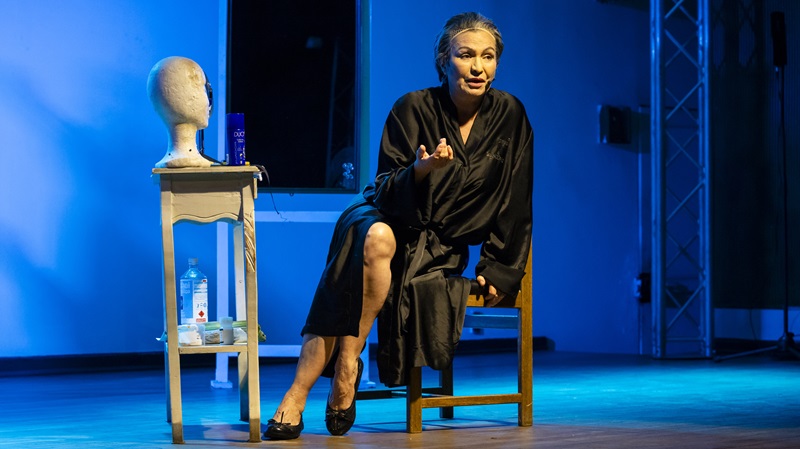 Imagen de la noticia: Obra “De cómo me convertí en Mistral” protagonizada por Solange Lackington se presentó en Universidad Gabriela Mistral