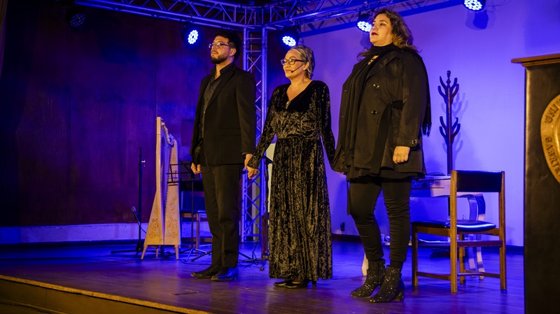 Foto 1 de 19: Obra “De cómo me convertí en Mistral” protagonizada por Solange Lackington se presentó en Universidad Gabriela Mistral