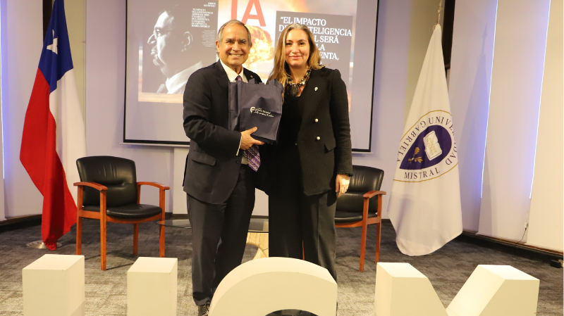 Foto 4 de 4: Senador Kenneth Pugh plantea “confianza digital” como desafío de ciberseguridad en charla en la Universidad Gabriela Mistral