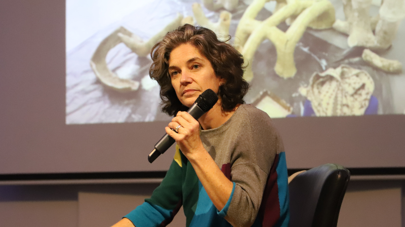 Foto 3 de 4: La artista y escultora Francisca Sánchez expuso sobre su trabajo en charla con Escuela de Arquitectura UGM