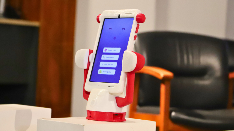 Imagen de la noticia: Escuela de Diseño y Artes Digitales UGM participó en charla sobre Sima Robot, pionero en robótica social en Chile