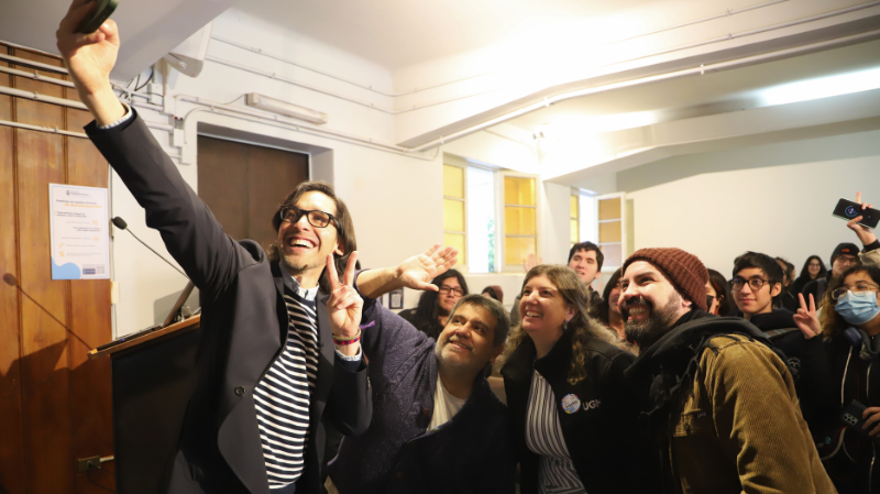 Foto 3 de 3: Escuela de Diseño y Artes Digitales UGM participó en charla sobre Sima Robot, pionero en robótica social en Chile