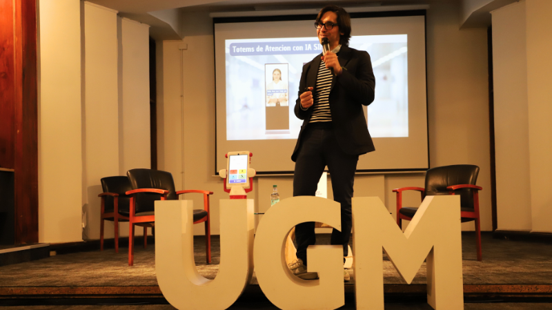 Imagen de la noticia: Escuela de Diseño y Artes Digitales UGM participó en charla sobre Sima Robot, pionero en robótica social en Chile