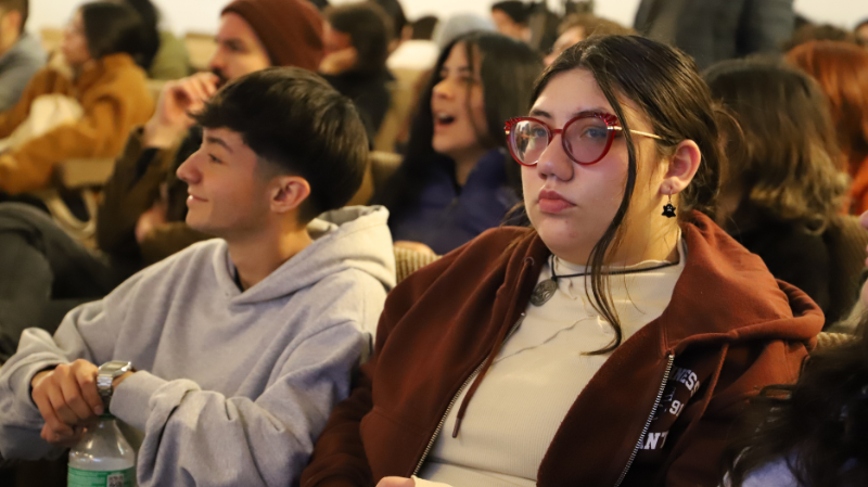 Foto 2 de 3: Escuela de Diseño y Artes Digitales UGM participó en charla sobre Sima Robot, pionero en robótica social en Chile