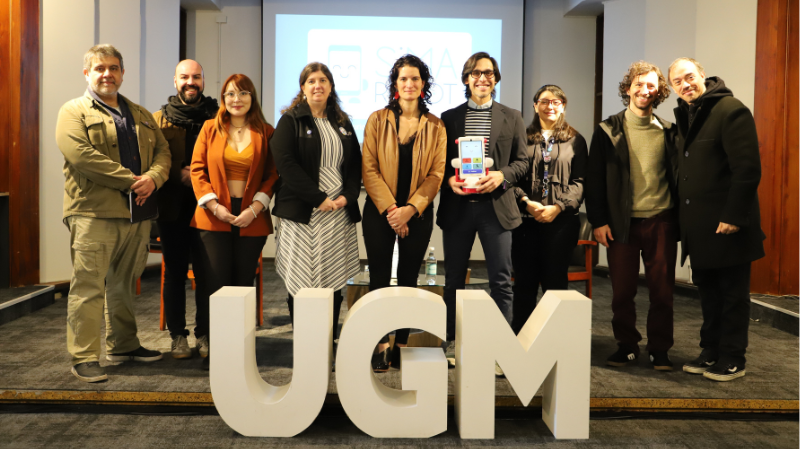 Foto 1 de 3: Escuela de Diseño y Artes Digitales UGM participó en charla sobre Sima Robot, pionero en robótica social en Chile