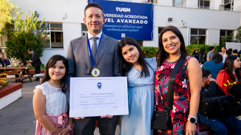 Foto 13 de 21: Universidad Gabriela Mistral celebró las ceremonias de titulación de sus egresados 2024 - 2025