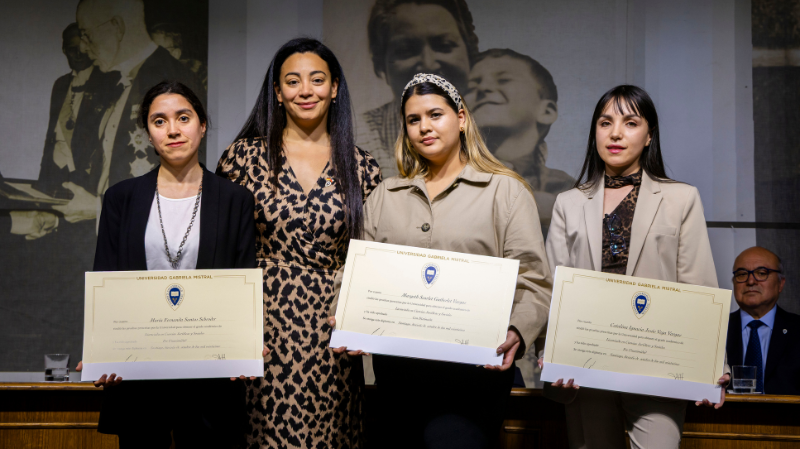 Foto 8 de 21: Universidad Gabriela Mistral celebró las ceremonias de titulación de sus egresados 2024 - 2025