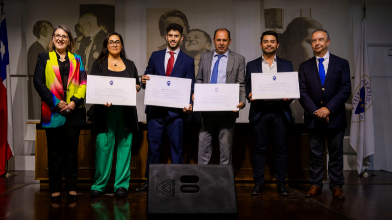 Foto 7 de 21: Universidad Gabriela Mistral celebró las ceremonias de titulación de sus egresados 2024 - 2025