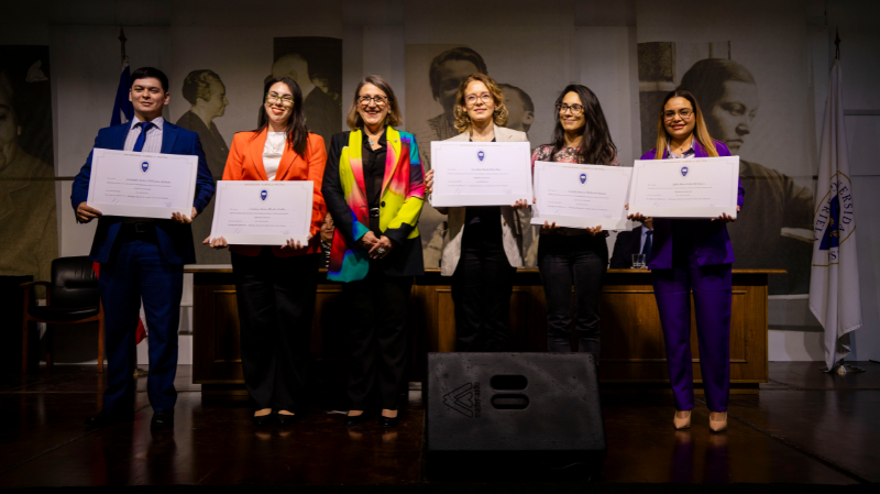 Foto 15 de 21: Universidad Gabriela Mistral celebró las ceremonias de titulación de sus egresados 2024 - 2025