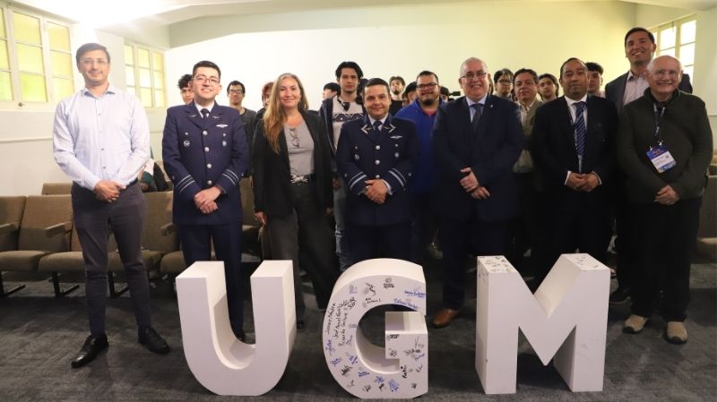 Foto 1 de 2: Con un llamado a la creación de proyectos y formación de capital humano espacial, FACH realizó charla para estudiantes de ingeniería de la UGM