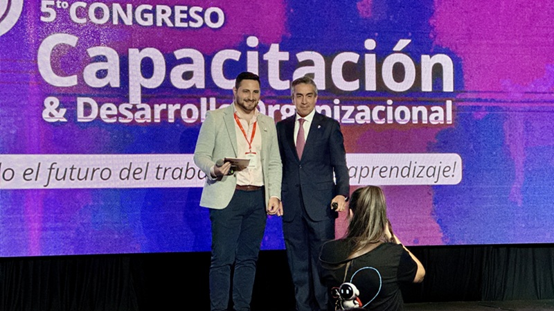 Foto 4 de 10: Rector UGM Sergio Mena expuso en 5° Congreso de Capacitación y Desarrollo Organizacional 2025 de +RedRH