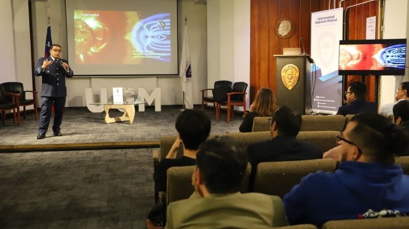 Foto 2 de 2: Con un llamado a la creación de proyectos y formación de capital humano espacial, FACH realizó charla para estudiantes de ingeniería de la UGM
