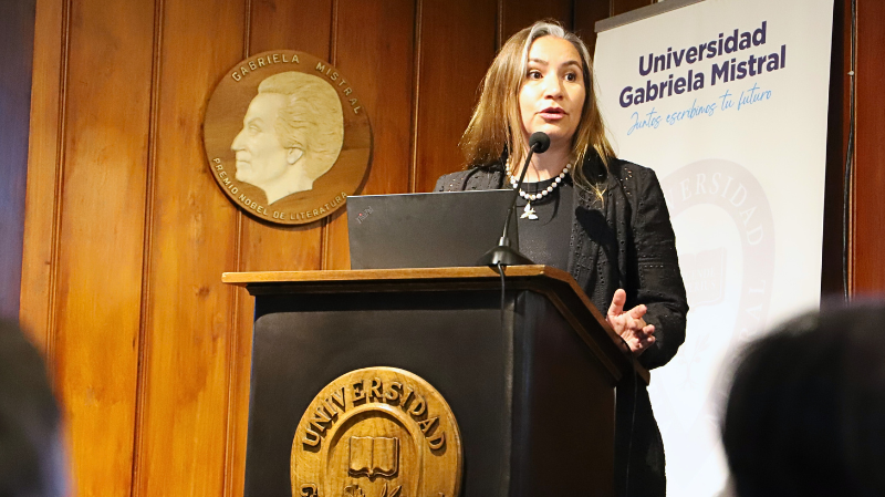 Foto 3 de 4: La filosofía de Desafío Levantemos Chile en la UGM a través de la charla del Alumni Ignacio Serrano