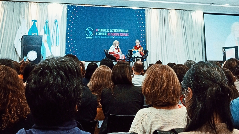Foto 3 de 5: UGM presenta aprendizajes del acompañamiento con tutores pares en Congreso de Ciencias Sociales en Argentina