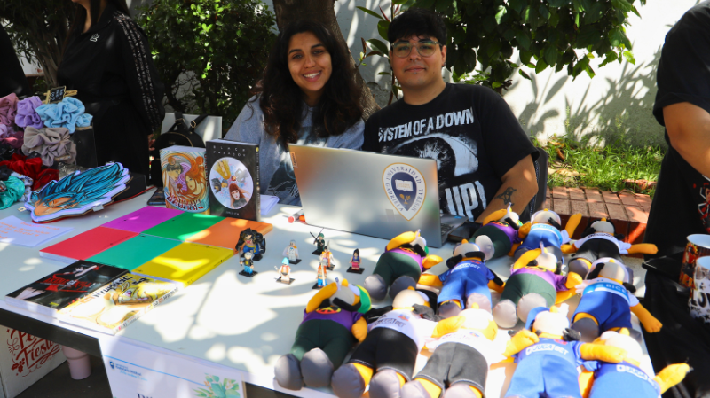 Imagen de la noticia: De repostería a accesorios: Feria de Emprendedores regresó a la UGM con más de 15 stands