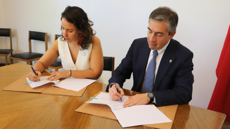 Foto 1 de 4: UGM y Chile Diseño firman convenio para fortalecer la colaboración entre la academia y la industria