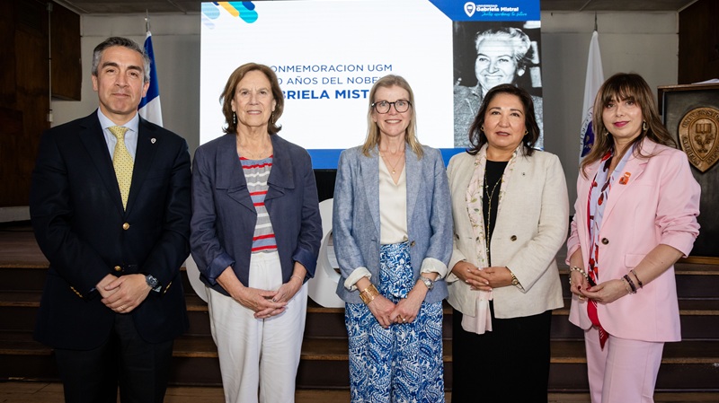 Foto 6 de 24: UGM conmemoró 80 años del Premio Nobel de Gabriela Mistral con homenaje académico y recreación histórica