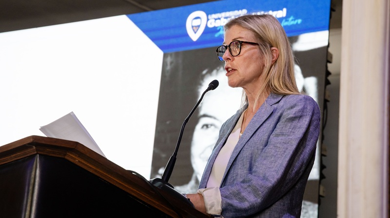 Foto 18 de 24: UGM conmemoró 80 años del Premio Nobel de Gabriela Mistral con homenaje académico y recreación histórica