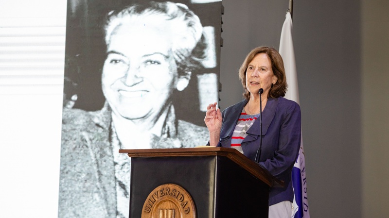 Foto 9 de 24: UGM conmemoró 80 años del Premio Nobel de Gabriela Mistral con homenaje académico y recreación histórica