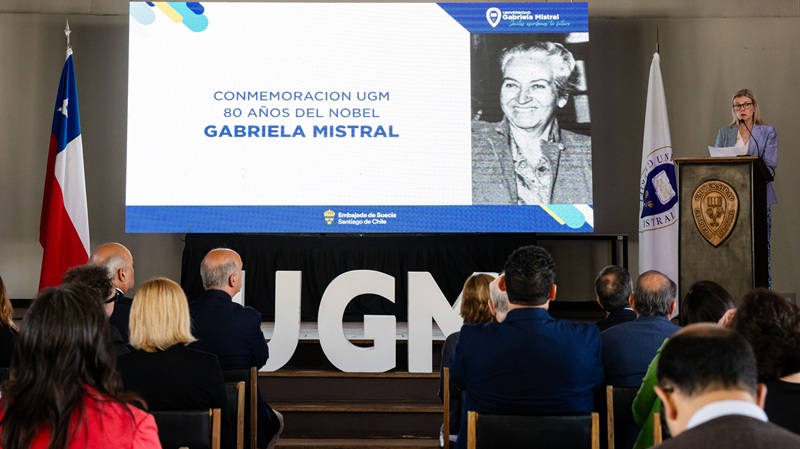 Foto 19 de 24: UGM conmemoró 80 años del Premio Nobel de Gabriela Mistral con homenaje académico y recreación histórica